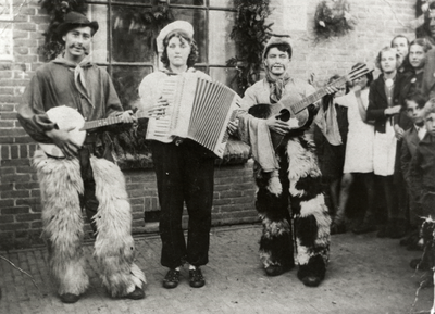 108910 Afbeelding van drie verklede muzikanten die optreden tijdens een buurt- of bevrijdingsfeest in de Fruitbuurt te ...